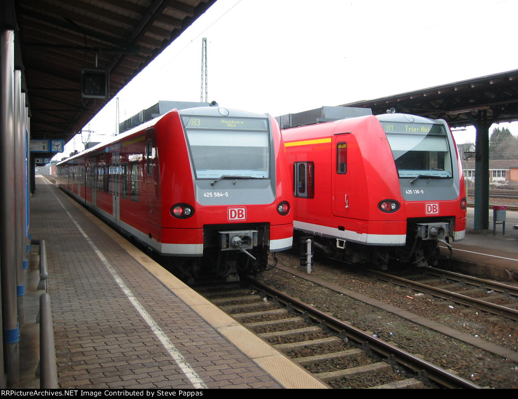 Two 425 class electric Triebwagens wait at Homburg Hauptbahnhof